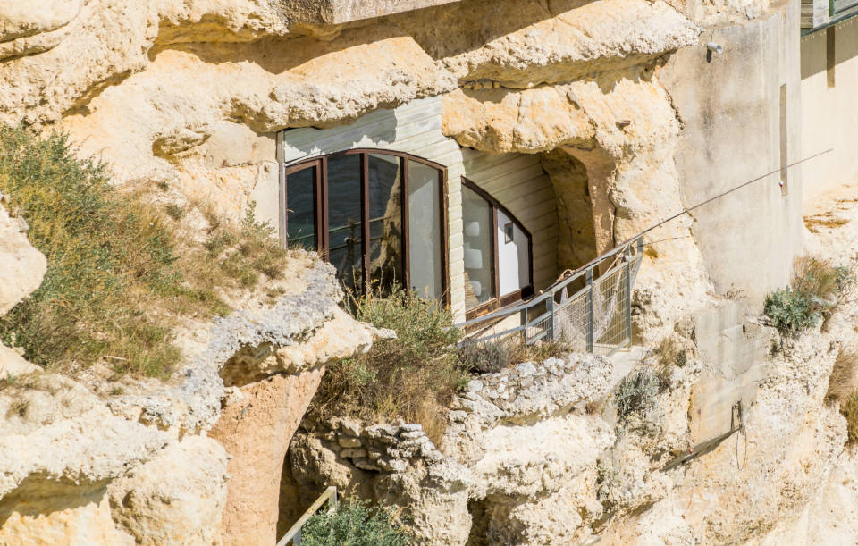 habitations encastrées dans la roche